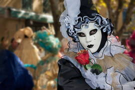 Photo : Tag Regards Masques vénitiens à Martigues - Pierrot à la rose aux bords dorés