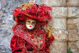 Photo : Tag Regards Masques vénitiens à Martigues - Costume aux couleurs de la ville de martigues (rouge et or)