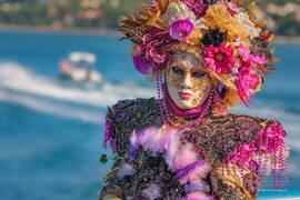 Photo : Tag Regards Masques vénitiens à Martigues - Masque vénitien au chapeau fleuri, prise de vue sur le pont basculant.