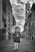 Photo : Portraits & scénes de rue en N&B - Elisabette avec une ombrelle