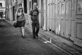 Photo : Portraits & scénes de rue en N&B - Promenade en couple dans Avignon