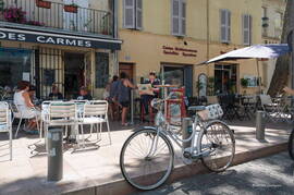 Photo : Tag Avignon - Vélo blanc