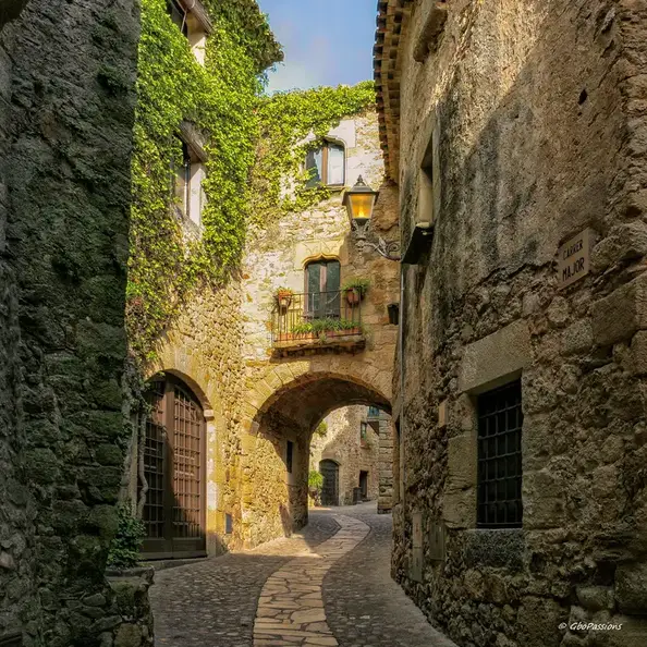 Photo : Carnets de Balades -  Dans le village de Pals (Carrer-Major)