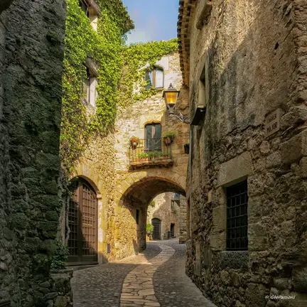 Photo : Espagne la Costa-Brava -  Dans le village de Pals (Carrer-Major)