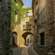 Photo : Espagne la Costa-Brava -  Dans le village de Pals (Carrer-Major)