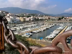 Photo : Carnets de Balades -  Les chaines au dessus du port de Llanca