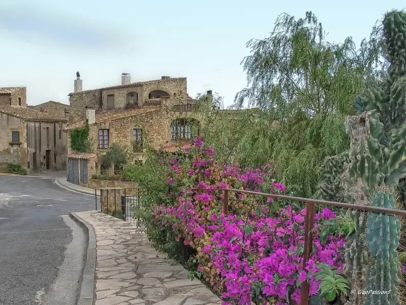 Photo : Espagne la Costa-Brava -  En arrivant dans le Village Medieval de Pals