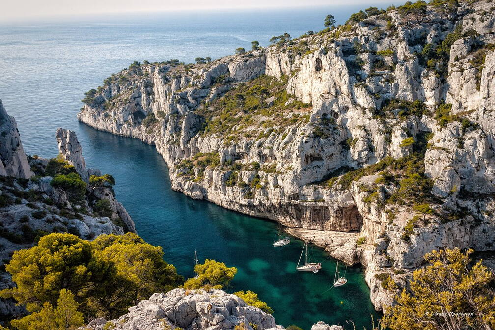 Marseille Cassis et les-Calanques - Calanques En Veau vu de la crête Mise en valeur de la hauteur  de la calanque.
Les bateaux semblent minuscules.  | GBopassions Photos