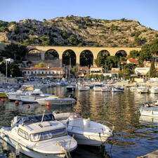 Photo : Carnets de Balades -  Calanque d'Ensuès la Redonne et le pont ferroviaire