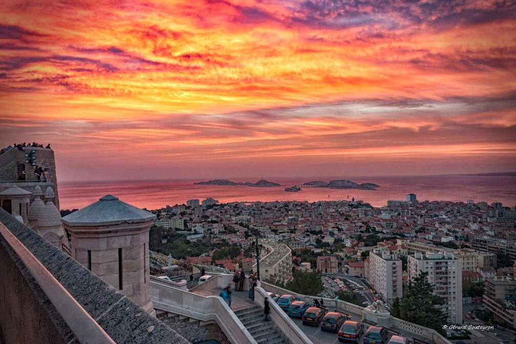 Photo : Carnets de BaladesMarseille Cassis et les - Calanques - Coucher soleil au Frioul Coucher de soleil sur l’archipel du Frioul avec ses quatre îles : Pomègues et Ratonneau, If et Tiboulen vues depuis la basilique Notre-Dame-de-la-Garde