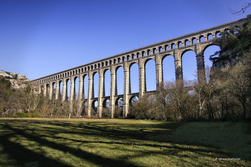 Carnets de Balades - L’aqueduc de Roquefavour prés de Ventabren  Inspiré du pont du gard, il date en fait des années 1840 | GBopassions Photos