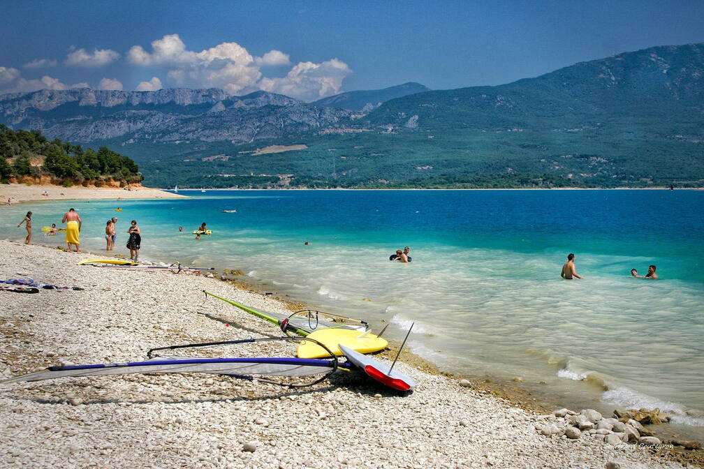 Carnets de Balades - Lac Saint Croix du verdon Le lac de Sainte-Croix du verdon est une retenue artificielle  qui fait le bonheur des véliplanchistes. | GBopassions Photos