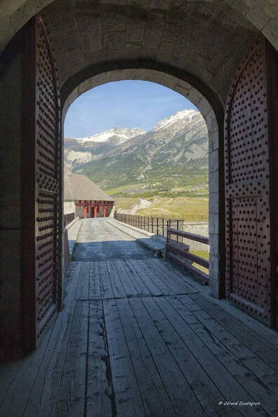 Photo : Carnets de Balades -  En sortant  de la place forte de Mont-Dauphin