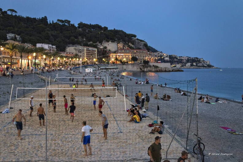 Photo : Carnets de Balades -  Match de volley-ball en nocturne