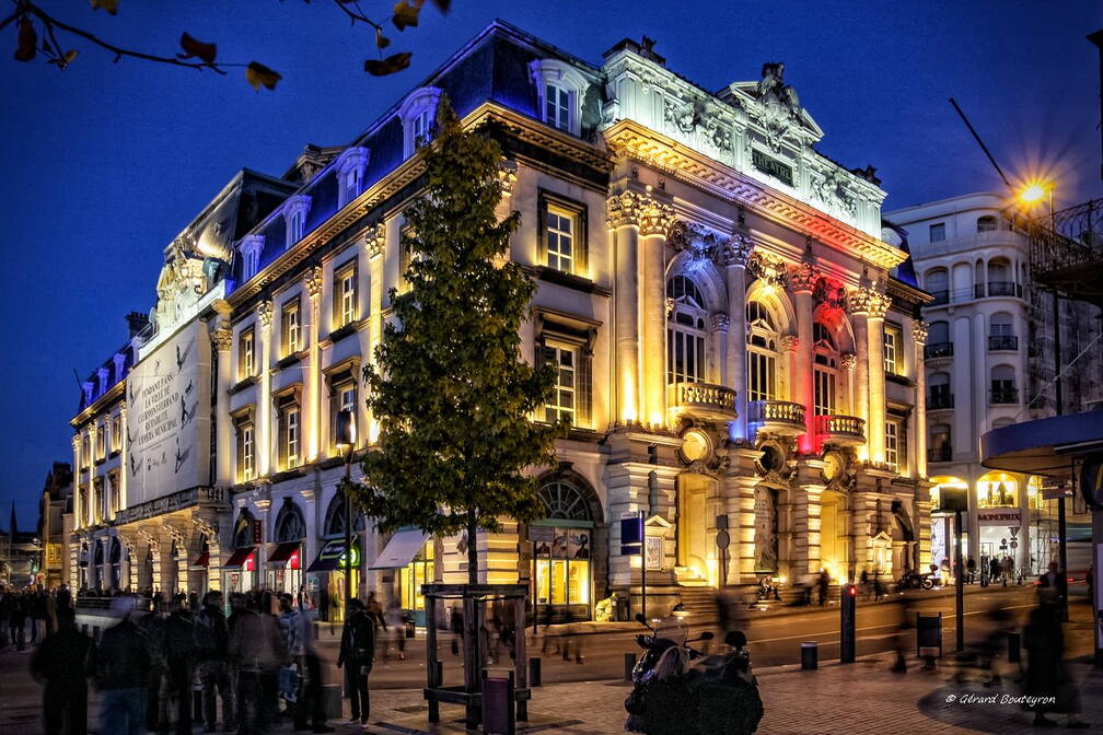 Photo : Tag Les heures bleues - Opéra théâtre Clermont-ferrand le soir. L'Opéra Théâtre de Clermont-Ferrand  est situé  au carrefour du boulevard Desaix  et de la place de Jaude.