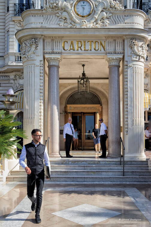 Portraits & scénes de rue - Il est dix heures trente et une à la Rolex de l'hôtel Carlton de Nice | GBopassions Photos