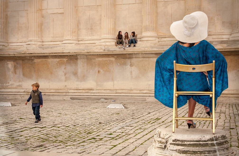 Portraits & scénes de rue - Claire sur un piédestal Au dos de la maison Carrée de Nîmes.
 | GBopassions Photos