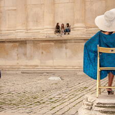 Photo : Portraits & scénes de rue -  Claire sur un piédestal