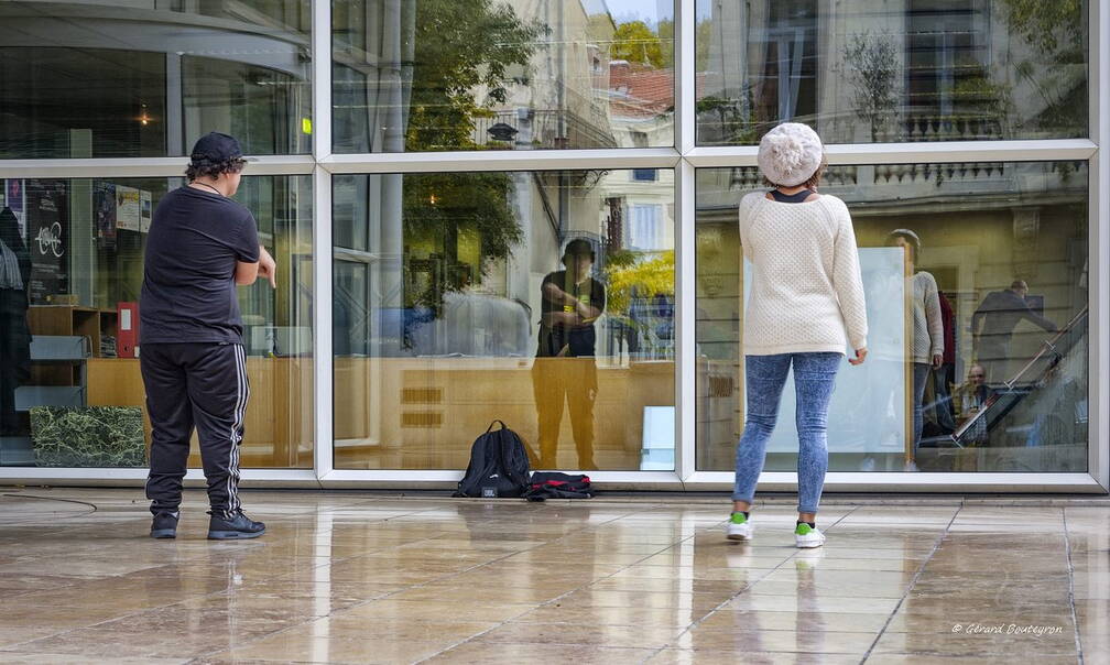 Portraits & scénes de rue - Les  danseurs de rue Ils contrôlent leurs prestations grace aux reflets dans les vitres | GBopassions Photos