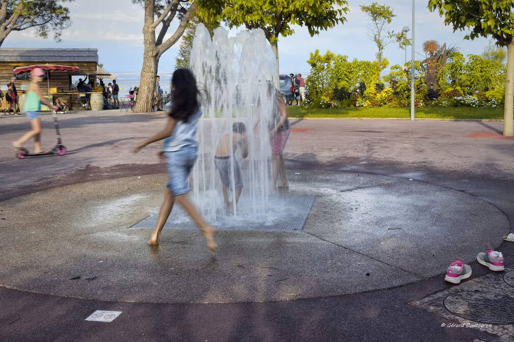 Portraits & scénes de rue - Les enfants jouent, malgré la vague de chaleur Jardin de ferriére à Martigues | GBopassions Photos