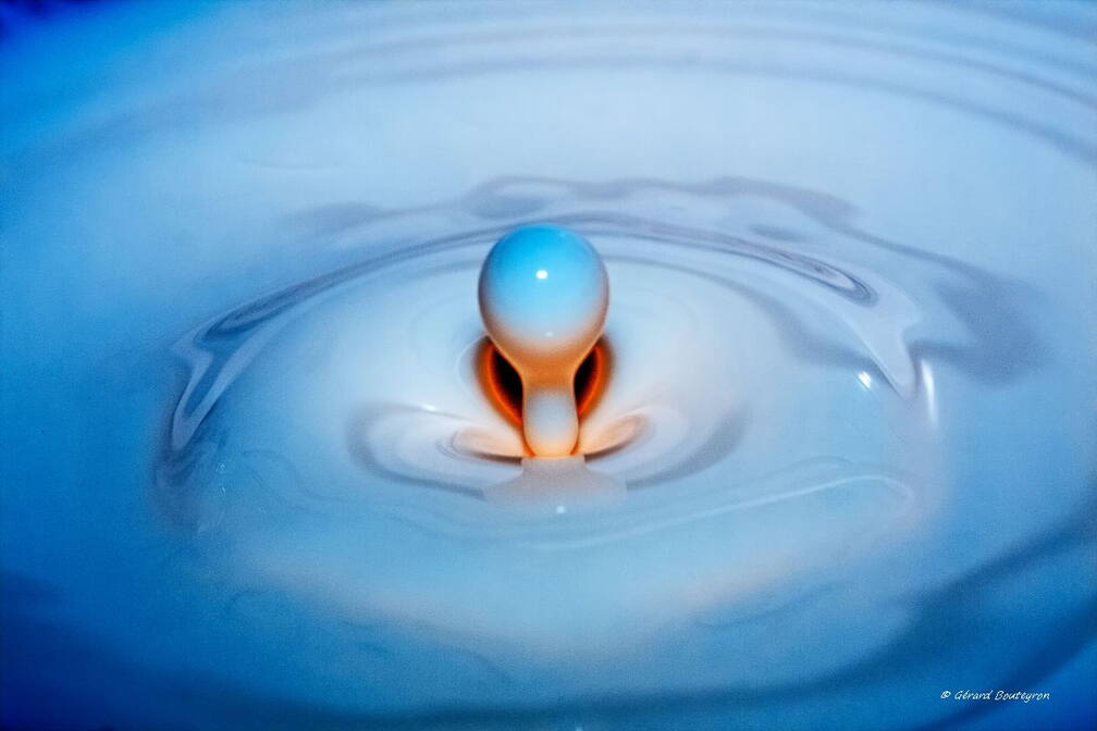 Photo : Accueil - Lampe allumée ? En fait c'est une goutte de lait qui rebondit à la surface d'un récipient bleu.<br />
J'ai modifié les couleurs en post traitement.