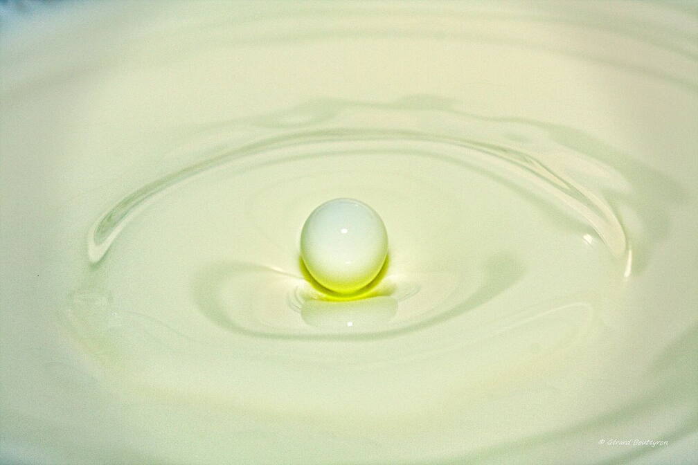 Photo : Tag Gouttes d eau - Oeil en marbre La goutte de lait et les ondes circulaires induites par la collition, ressemblent à un oeil.