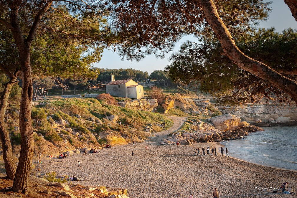 Photo : Martigues en photosAutour de Martigues - l’Anse et la Plage de Sainte Croix Entre Sausset-les-Pins et la Couronne la chapelle de Sainte Croix, Edifiée au XVIIe siècle.