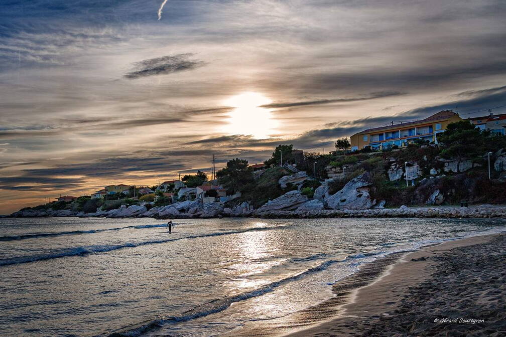 Photo : Martigues en photosAutour de Martigues - Marcheur dans la mer Le soleil de novembre se couche sur la palge de la couronne.