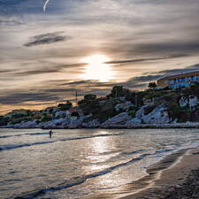 Photo : Martigues en photos -  Marcheur dans la mer