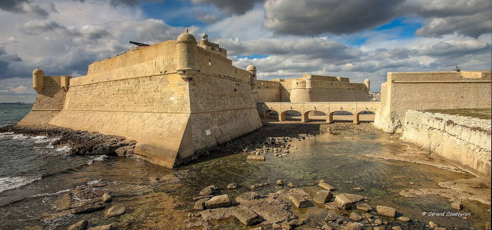   - Martigues Caserne Suffren aussi  nommé
 fort Vauban  Le fort de bouc se trouve à l'extrémité sud ouest du chenal de Caronte face à la mer. En fait c'est d'abord le golf de Fos, puis la méditerranée.
Le fort a été aménagé par Sébastien Le Prestre, marquis de Vauban en 1664.
Source: http://www.cheminsdememoire.gouv.fr  | GBopassions Photos