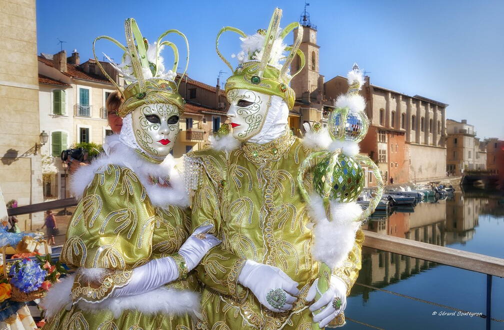 Photo : Tag Masques Vénitiens - Couple aux têtes couronnées Sur le pont pour piétons, au-dessus du canal dans l’île.