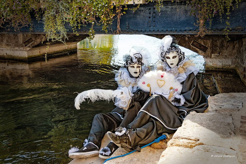 Photos des  Flaneries au miroir - Pierrots sous les ponts de Martigues Quai Brescon, prés du miroir aux oiseaux, le pont fleuri enjambe le canal Saint Sébastien  | GBopassions Photos