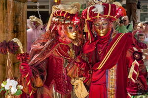 Photo : Martigues en photos -  Couple au masque d'or