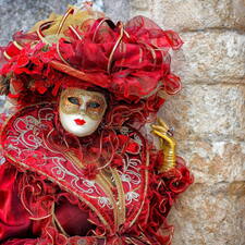 Photo : Martigues en photos -  Costume aux couleurs de la ville de martigues (rouge et or)