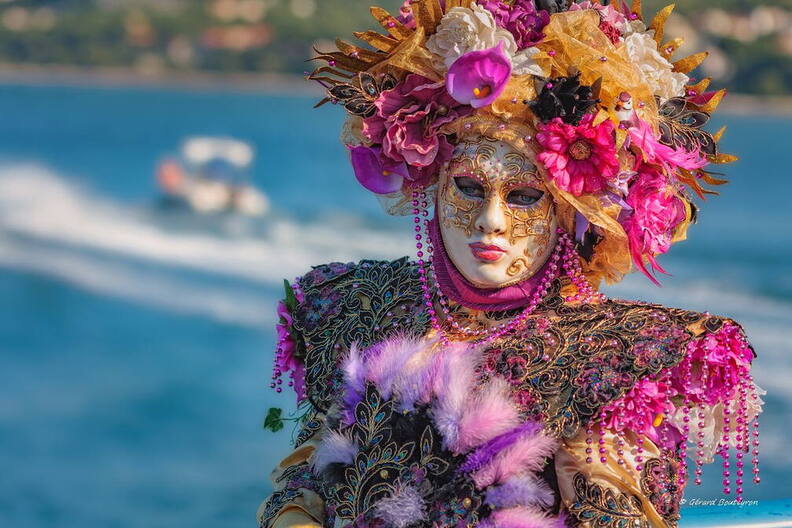 Photo : Martigues en photos -  Masque vénitien au chapeau fleuri, prise de vue sur le pont basculant.