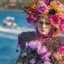 Photo : Martigues en photos -  Masque vénitien au chapeau fleuri, prise de vue sur le pont basculant.