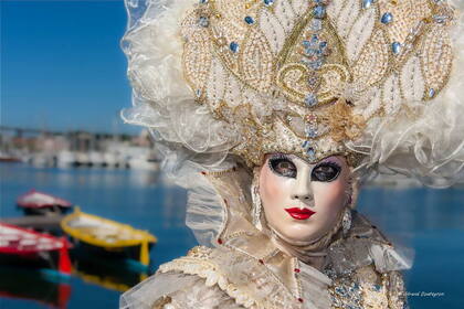 Photo : Flaneries au miroir les Regards -  Au bord  du canal  de la venise provençale