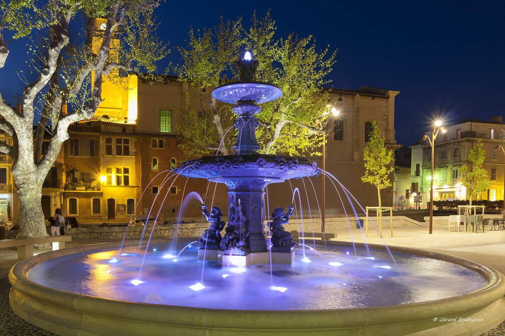 Photo : Tag France|Cote bleue - La nouvelle fontaine illuminée Dans l'ile, quai Aristide Briand