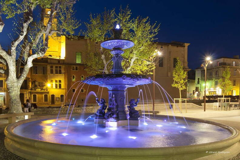 Photo : Martigues en photos -  La nouvelle fontaine illuminée