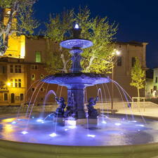 Photo : Martigues en photos -  La nouvelle fontaine illuminée