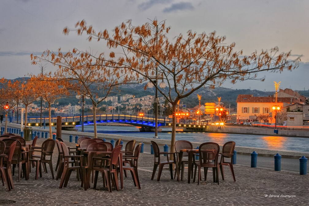 Photo : Martigues en photosLes Heures Bleues ou Dorees - Hors Saison (dixit Cabrel) Le Quai de Girondins, en décembre.