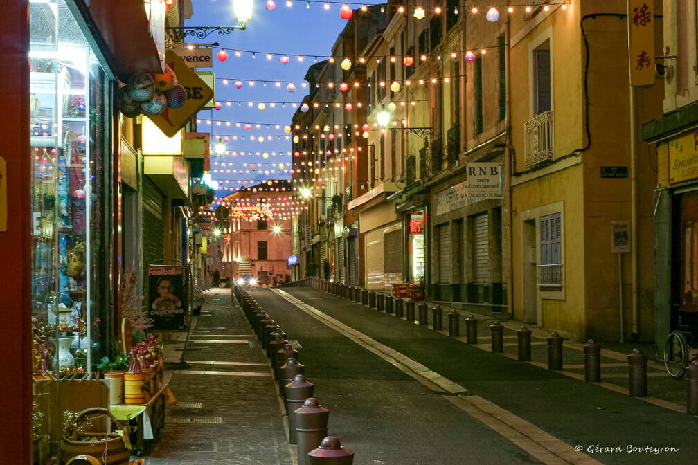 Photo : Les Heures Bleues ou Dorees -  Rue de la république à Martigues, durant la période de noël