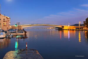 Photo : Martigues en photos -  Pont routier basculant en position fermé