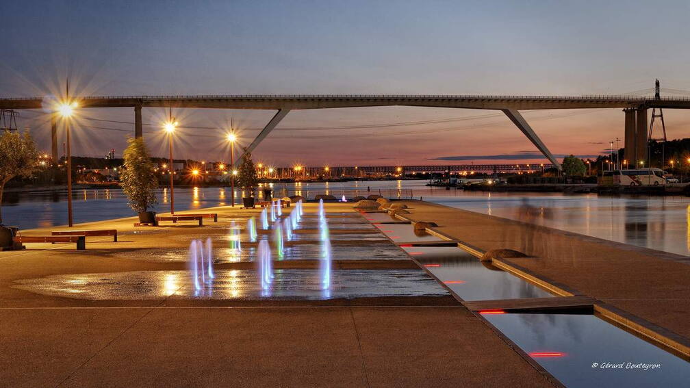 Photo : Tag Cote Bleue - Le viaduc de Martigues Le pont autoroutier de Martigues, avant le début des travaux.<br />
Au premier plan les jets d'eaux colorés de la pointe San Christ