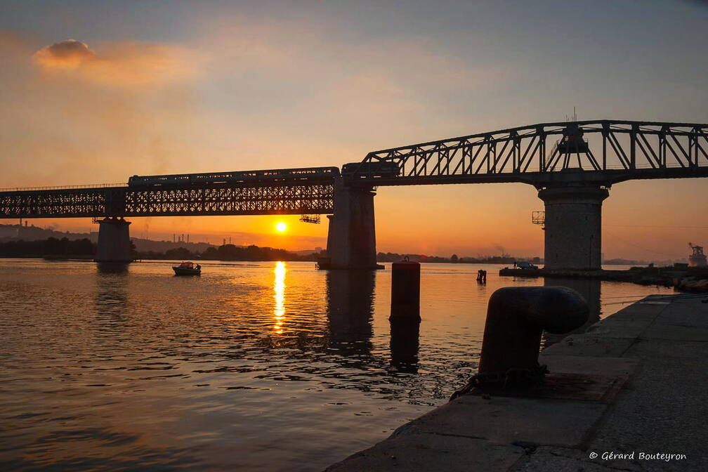 Martigues en photos - Pont  ferroviaire tournant de caronte Un train passe sur la  ligne de chemin de fer Marseille Miramas qui grace à cet ouvrage enjambe le chenal de Caronte. | GBopassions Photos