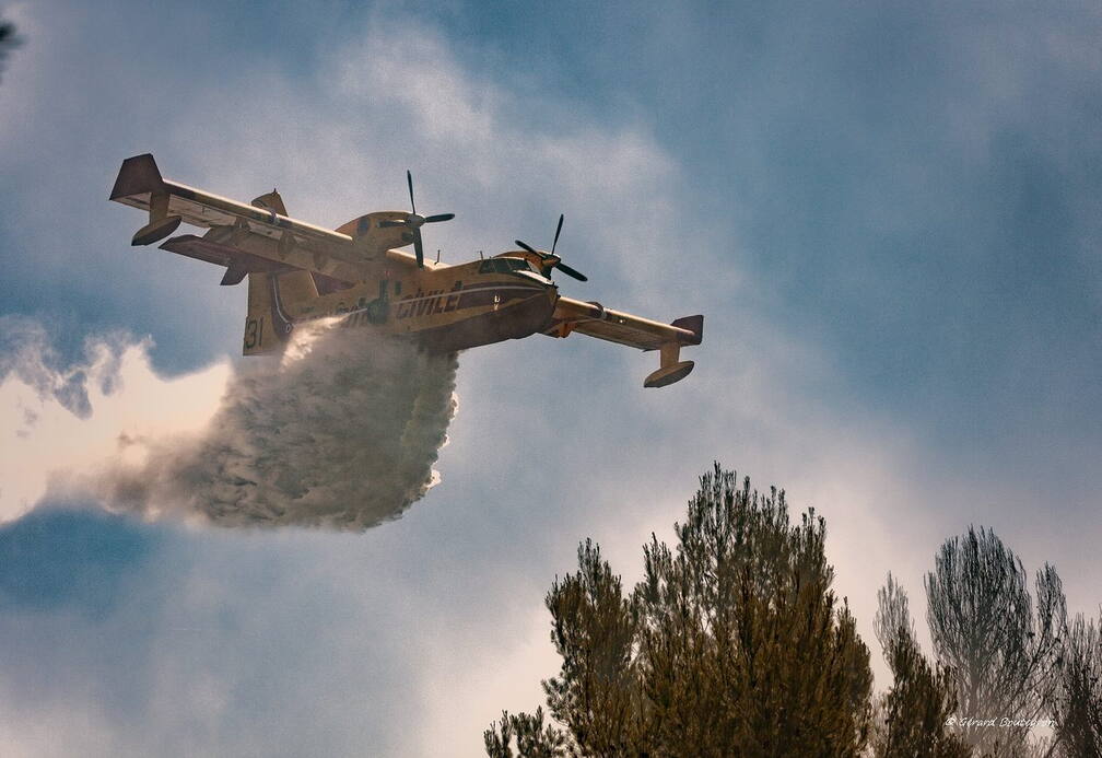 Martigues en photos - Canadair CL-415 intervenant sur un feu à Saint-Jean quartier est de Martigues | GBopassions Photos