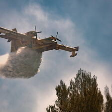 Photo : GBopassions Photos -  Canadair CL-415 intervenant sur un feu à Saint-Jean