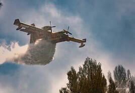 Canadair CL-415 intervenant sur un feu à Saint-Jean