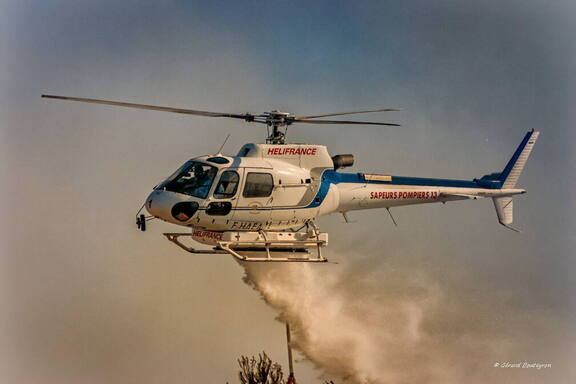 Photo : Martigues en photos -  Hélicoptère bombardier d'eau