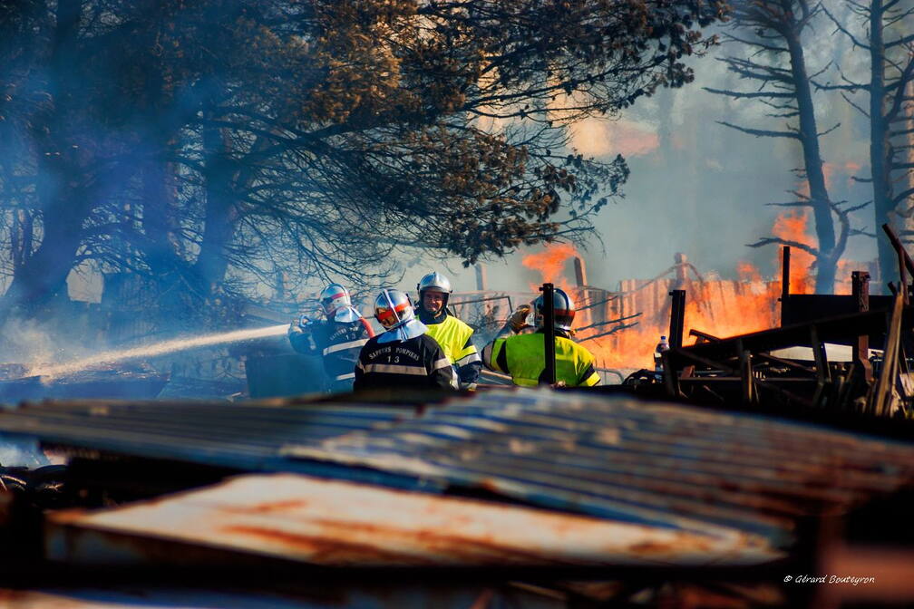 Photo : Martigues en photosPompiers En Action - Sapeurs pompiers 13 Intervention sur un feu d'entrepôt dans la zone industrielle de la Grand’ Colle  à Port de Bouc